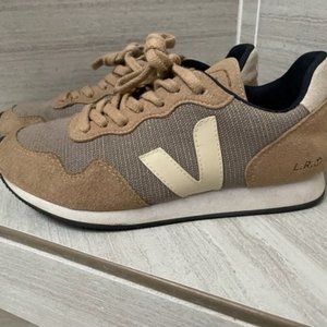 Veja Sneakers - Tan